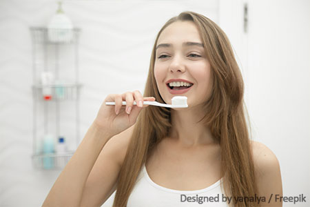 Frau mit selbstgemachter Zahnpasta