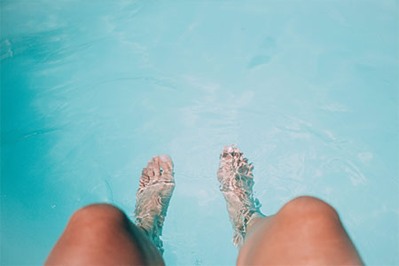 Braune Beine im Wasser
