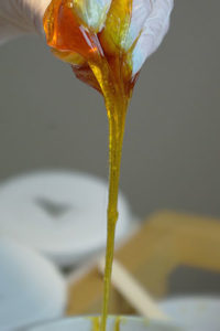 Sugaring Paste fließt aus einer Hand nach unten